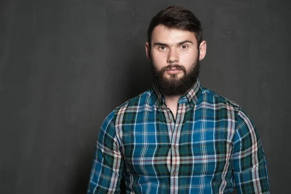 Portrait de bel homme à la barbe — Photo