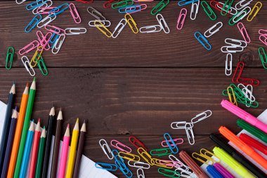 Okul malzemeleri ahşap bir masada.