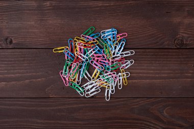 Okul malzemeleri ahşap bir masada.