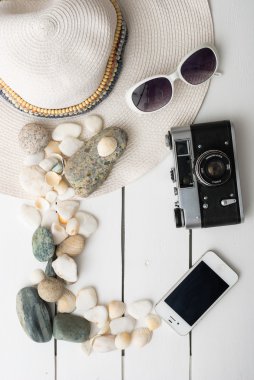 ahşap tahta üzerinde plaj aksesuarları