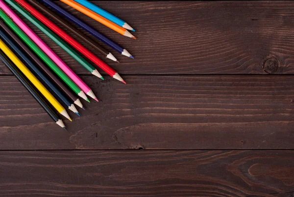 Цветные карандаши на деревянной доске — стоковое фото