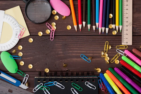 Schoolbenodigdheden op een houten tafel — Stockfoto