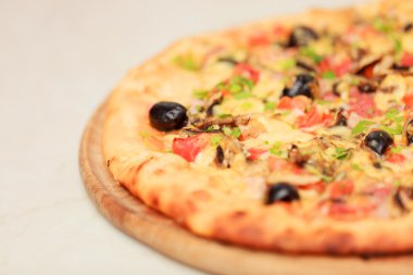 beyaz izole lezzetli pizza