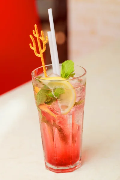 Koude cocktail met munt, citroen, tonic, wodka en ijs — Stockfoto