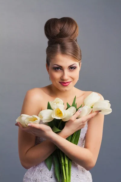 Mooie bruid met tulpen — Stockfoto