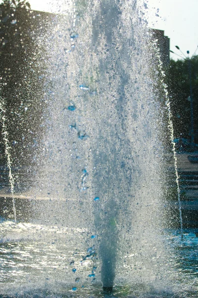 O jorro de água de uma fonte — Fotografia de Stock