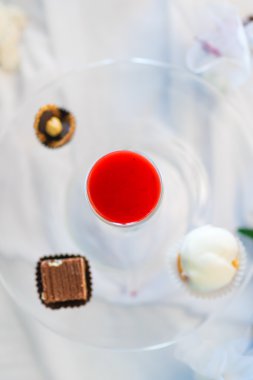 alkol ve şeker bir plaka üzerinde