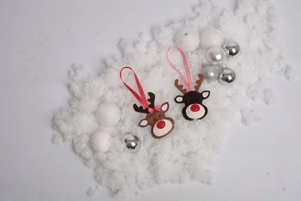 Різдвяні олені і кульки на снігу — стокове фото