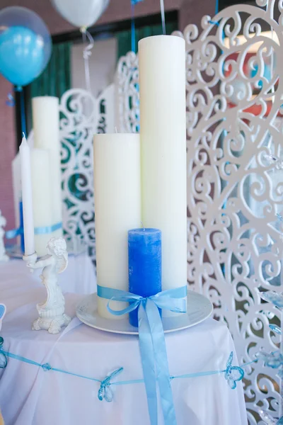Синие и белые свечи — стоковое фото