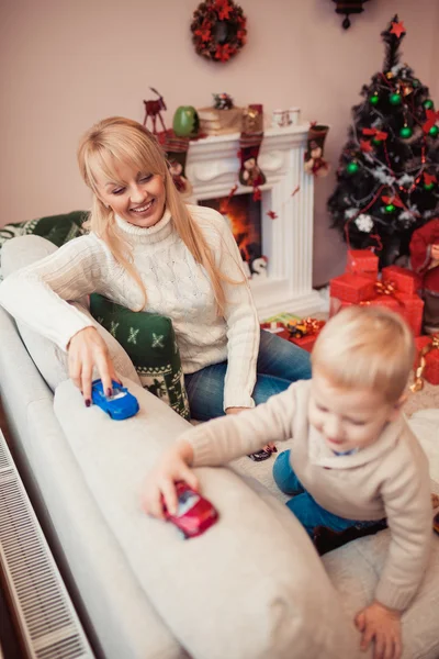 Mutlu bir aile Noel zamanda — Stok fotoğraf