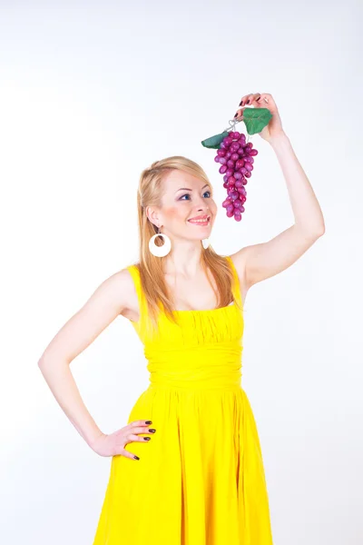 Žena s hroznovým vínem — Stock fotografie