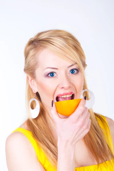 Mujer con naranjas — Foto de Stock