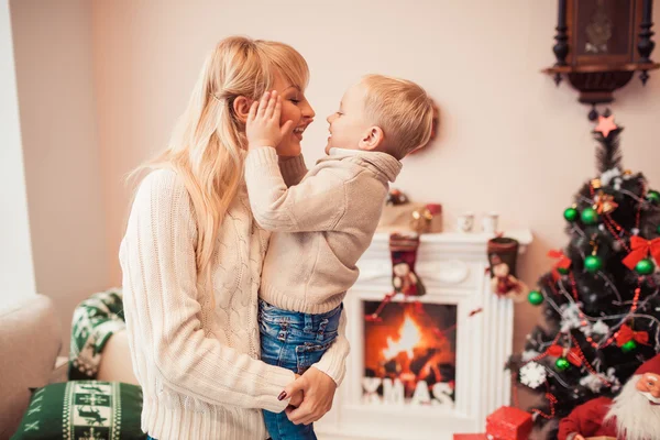 Familia feliz en Navidad — Foto de Stock