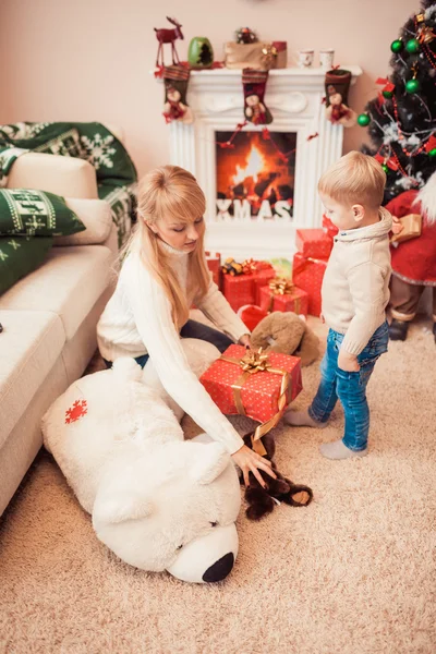 Familia feliz en Navidad — Foto de Stock
