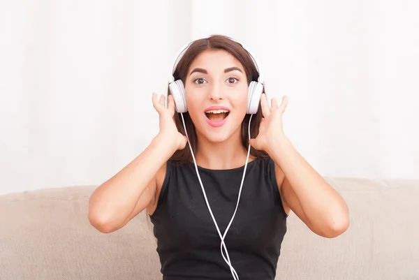 हेडफोन्समध्ये संगीत ऐकणे स्त्री — स्टॉक फोटो, इमेज