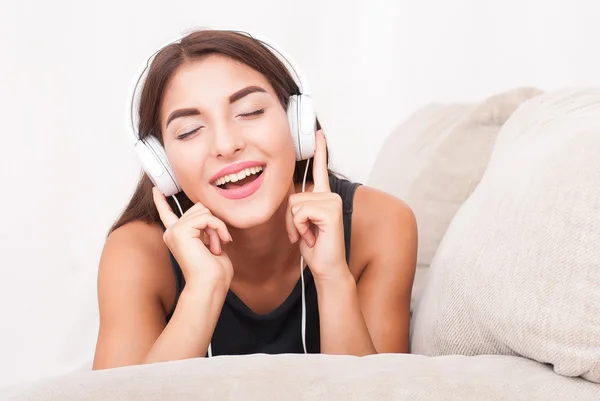 Woman listening music in headphones — Stock Photo, Image