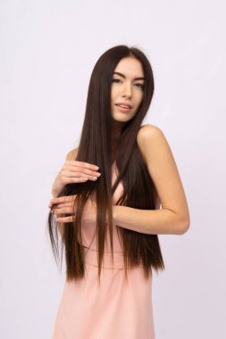 Uzun saçlı genç bir kadın. Esmer.