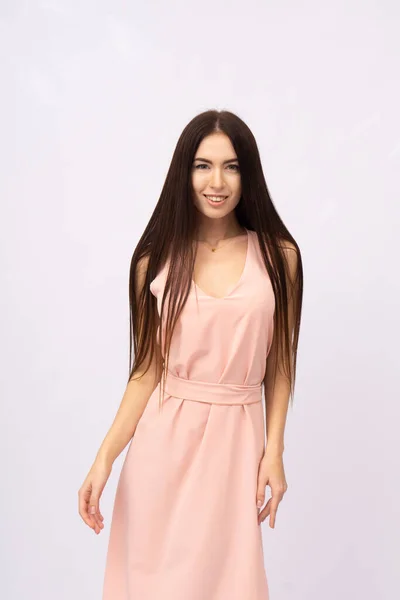 Jonge vrouw met lang haar. Brunette — Stockfoto