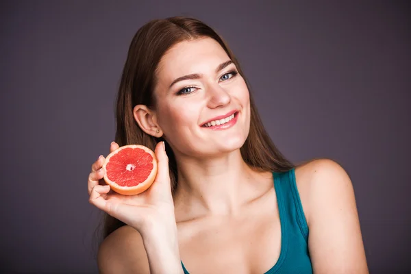 Frau mit Grapefruit — Stockfoto
