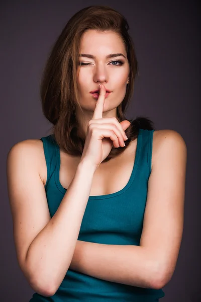 Woman making hush gesture — Stock Photo, Image