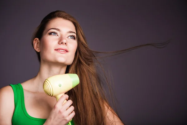 Žena s vysoušečem vlasů — Stock fotografie