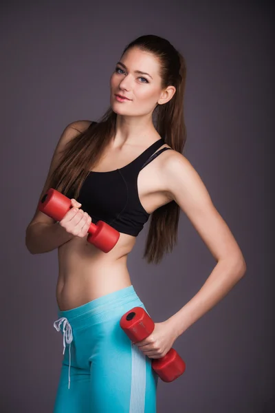 Mujer con mancuernas — Foto de Stock