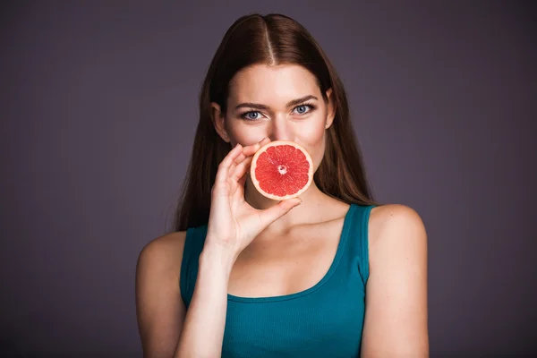 Kvinna med grapefrukt — Stockfoto