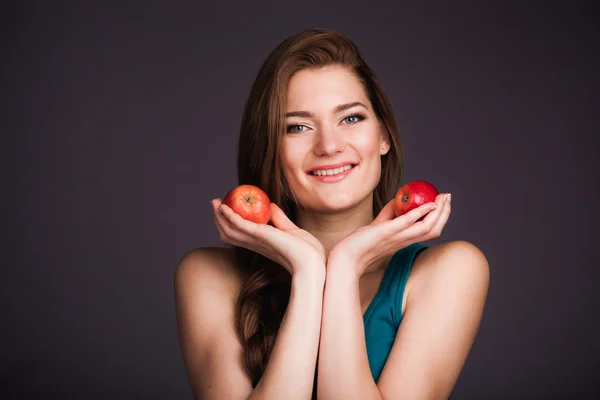 Žena hospodářství jablko — Stock fotografie