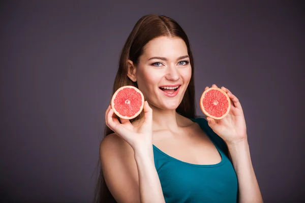 Frau mit Grapefruit — Stockfoto