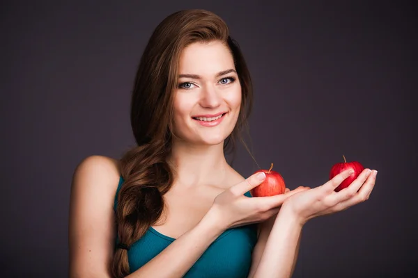 Frau hält Apfel — Stockfoto