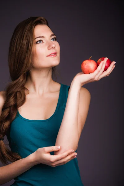 Frau hält Apfel — Stockfoto