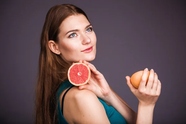 Frau mit Grapefruit — Stockfoto