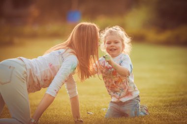 Anne ve küçük kızı birlikte oynama