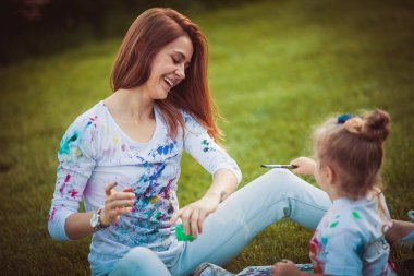 Anne ve küçük kızı boya