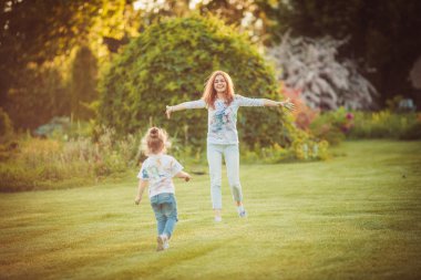 Anne ve küçük kızı birlikte oynama