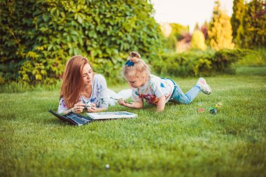 Anne ve küçük kızı boya