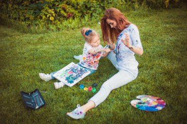 Anne ve küçük kızı boya