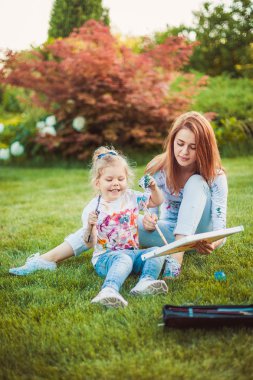 Anne ve küçük kızı boya