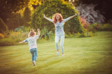 Anne ve küçük kızı birlikte oynama