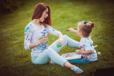 Anne ve küçük kızı boya