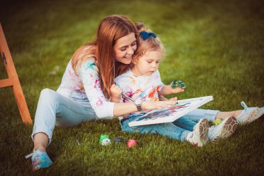 Anne ve küçük kızı boya