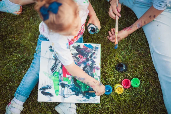 Madre e hija pequeña pintan — Foto de Stock