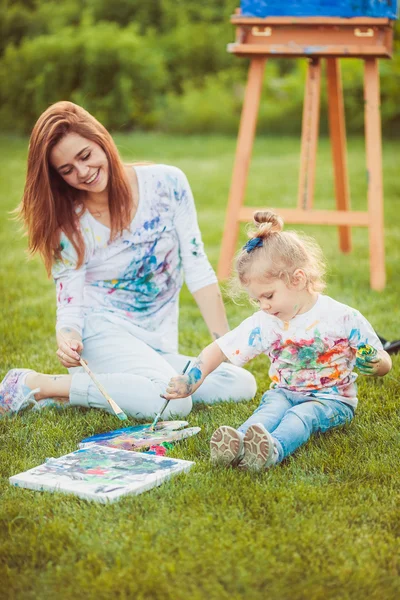 Mãe e filha pintam juntas — Fotografia de Stock