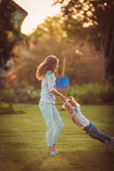 Moeder en kleine dochter samenspelen — Stockfoto