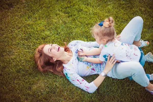 Moeder en kleine dochter verf — Stockfoto