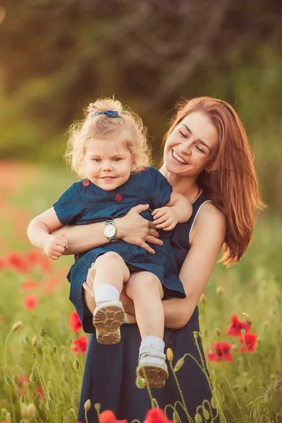 Mère avec fille en plein air — Photo