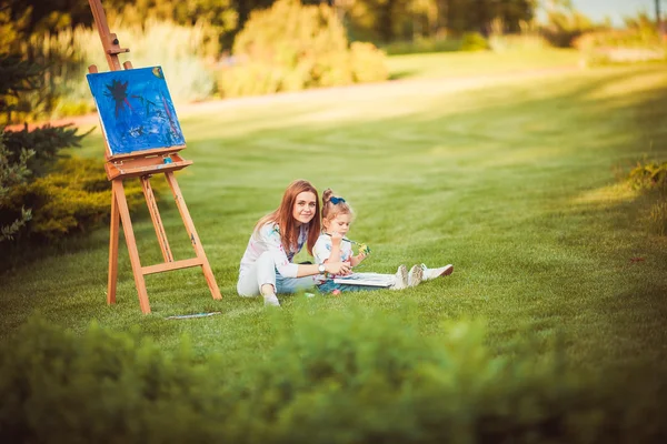 Mother and little daughter paint together — Stock Photo, Image