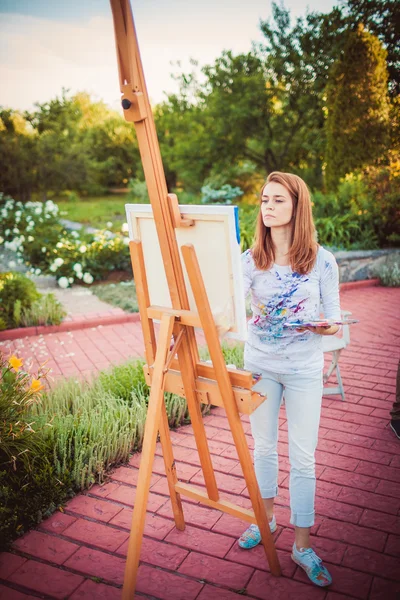 Young woman painting in park — Stock Photo, Image
