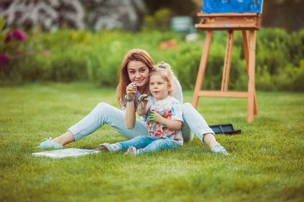 Mother and little daughter paint together — Stock Photo, Image