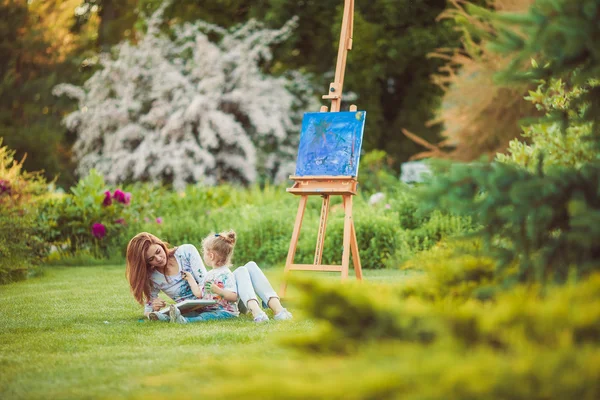 Madre e figlia dipingono insieme — Foto Stock